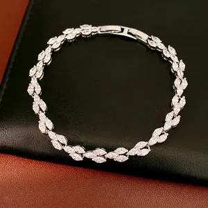 Bracelet tennis élégant en zircone marquise avec finition argentée