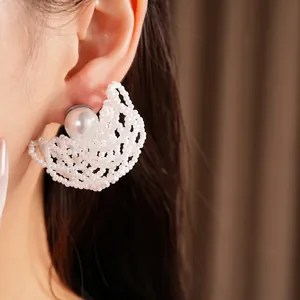 Eleganti orecchini a perno con perline e perla, ago in argento 925, design di lusso.