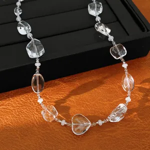 Dettaglio di una perla di cristallo a forma di cuore su una collana di lusso chic