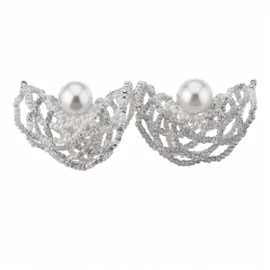 Eleganti orecchini a perno traforati con grandi perle bianche in argento lucido