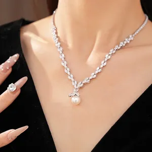 Élégant collier en zircon marquise avec pendentif perle blanche porté par un mannequin