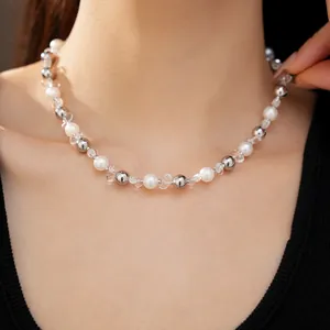 Primo piano di un'elegante collana di perle di cristallo indossata da una modella