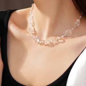 Vista ravvicinata di una collana di lusso con perle di cristallo a cuore su una modella