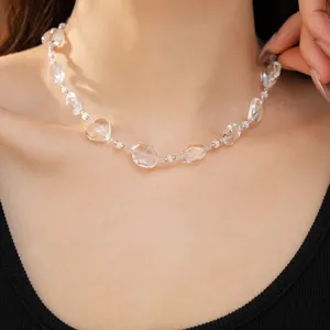 Elegante primo piano di una collana girocollo con perle di cristallo trasparente a forma di cuore