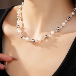 Dettaglio ravvicinato di una collana di lusso in cristallo e perline satinate su un modello