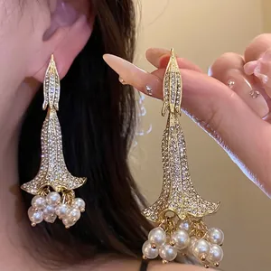 Orecchini a Goccia a Fiore Vintage per Donna in Lega Placcata Oro con Strass Pavè e Nappa a Grappolo di Perle Artificiali Perno in Argento Sterling 925