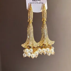 Eleganti orecchini vintage a fiore dorati con strass scintillanti e perle bianche