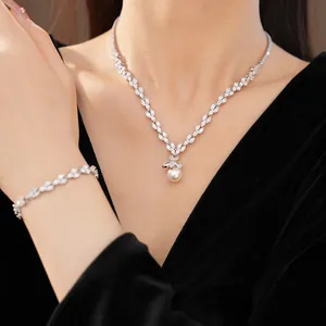 Ensemble de bijoux élégant en zircon avec collier de perles et bracelet assorti pour femme.