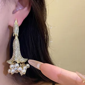 Eleganti orecchini pendenti vintage a forma di fiore con strass brillanti e perle bianche