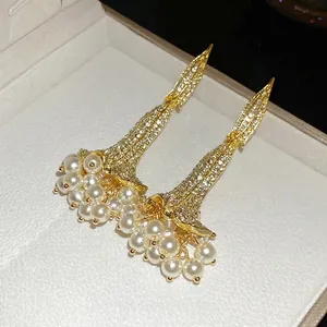 Orecchini a pendente vintage color oro con strass e grappoli di perle eleganti per donna