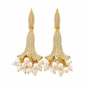 Eleganti orecchini floreali in oro con pavé di cristalli e pendenti di perle bianche