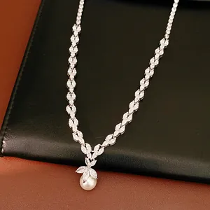Détail d'un collier élégant en zircon argenté avec un pendentif perle ronde blanche.