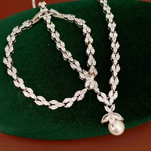 Vue détaillée du collier et du bracelet en zircon avec pendentif perle