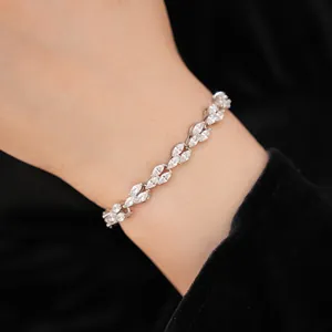 Gros plan d'un bracelet étincelant en oxyde de zirconium taille marquise au poignet
