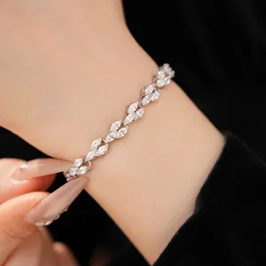 Gros plan d'un élégant bracelet en zircon sur un poignet avec une manche en velours