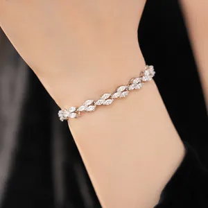 Vue détaillée d'un élégant bracelet en oxyde de zirconium taille marquise sur un poignet