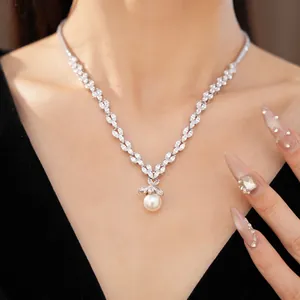 Gros plan d'un collier en zircone élégant avec un pendentif en perle blanche pure