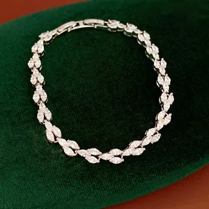 Bracelet élégant en zircone de taille marquise sur un fond en velours vert foncé
