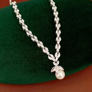 Vue détaillée d'un collier en zircon marquise avec un élégant pendentif en perle