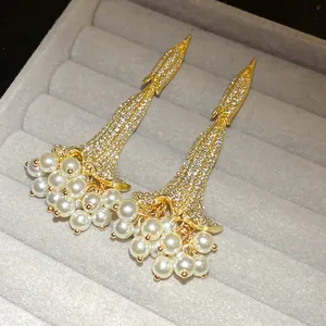 Vista macro dettagliata di eleganti orecchini vintage in oro con perle e strass