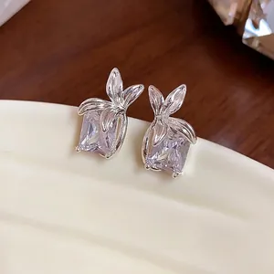 Eleganti orecchini a lobo in argento con zirconi quadrati e delicato design a petalo floreale