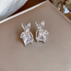 Eleganti orecchini a lobo in argento con zircone cubico quadrato e design a fiore.