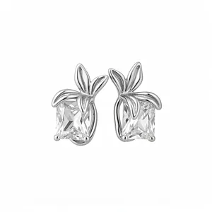 Eleganti orecchini a lobo a fiore in argento con brillanti pietre di zirconi quadrati