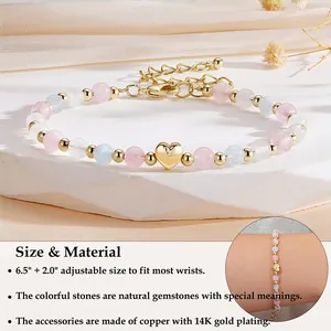 Détail du bracelet en aigue-marine et quartz rose avec breloque cœur et placage or 14K