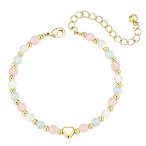 Vue détaillée du bracelet en perles d'aigue-marine et quartz rose avec cœur doré.