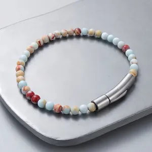 Vista macro dettagliata del bracciale in perle di pietra naturale con chiusura