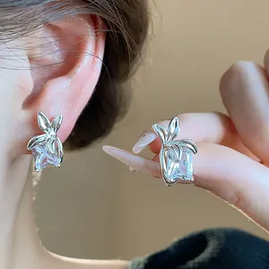 Vista dettagliata di eleganti orecchini a lobo con zircone quadrato e fiori d'argento
