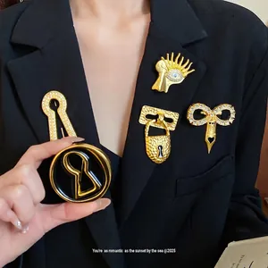 Vintage Palace Style Alloy Zirconia Keyhole Brooch For Women Surrealist Evil Eye Padlock Pin Retro Luxury Fashion Jewelry