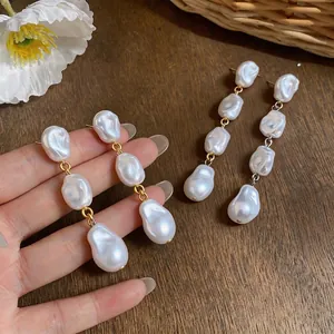 Orecchini a pendente con perle barocche irregolari e ago in argento sterling 925