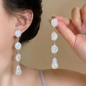 Eleganti orecchini lunghi a nappa con perle barocche irregolari e ago in argento