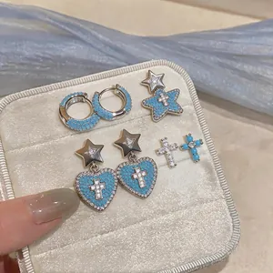 Set di orecchini in argento e zirconi blu con ciondoli a cuore, stella e croce in scatola