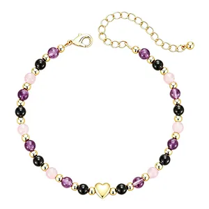 Vue détaillée du bracelet en perles avec pendentif cœur doré et fermoir ajustable