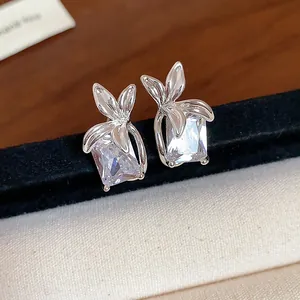 Dettaglio ravvicinato di orecchini a fiore in zirconia cubica con perni in argento