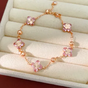 Elegante pulsera de oro rosa con flores de trébol de circón rosa y cuentas