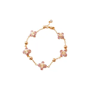 Elegante pulsera dorada con dijes de flores de circón rosa y cuentas mate