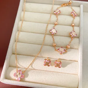 Juego de joyas de flores de circón rosa con collar, pulsera y pendientes en estuche.