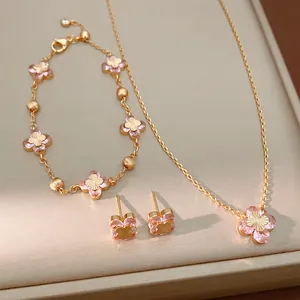 Vista detallada de un elegante conjunto de joyas de flores de circón rosa con collar y pendientes