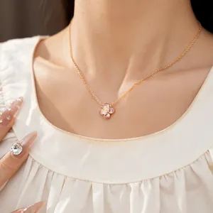 Elegante collar con flor de circón rosa y cadena dorada
