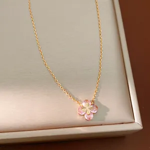 Detalle de primer plano de un elegante colgante de flor de circón rosa en cadena de oro