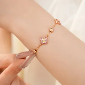 Detalle de una pulsera de flores de circón rosa en una muñeca con estilo elegante