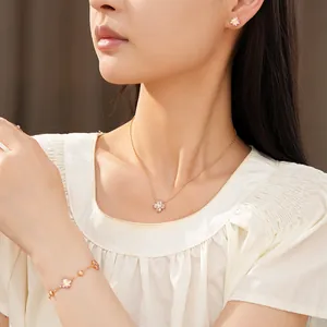 Detalle del elegante conjunto de collar, pulsera y pendientes de flores rosas en modelo