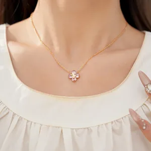 Primer plano de un collar elegante con colgante de flor rosa y piedras de circón