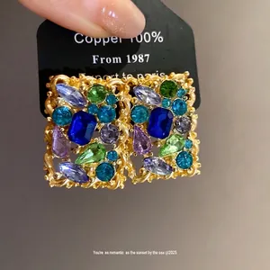 Orecchini quadrati vintage con strass colorati in stile palazzo dorato e raffinato