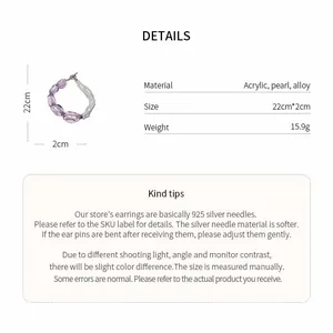 Vista dettagliata del bracciale multistrato con perle acriliche viola e dimensioni