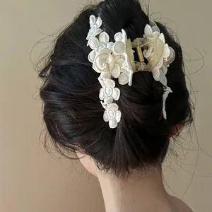 Vue détaillée de la pince à cheveux rétro française avec fleurs en dentelle et perles