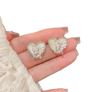 Élégantes boucles d'oreilles cœur papillon avec des perles et éclats de cristal